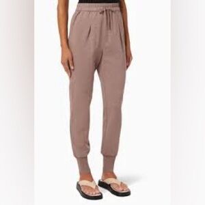 Varley Keswick women’s taupe drawstring pullon jogger, size small.